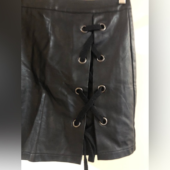 Black pleather side tied up skirt - Picture 3 of 4
